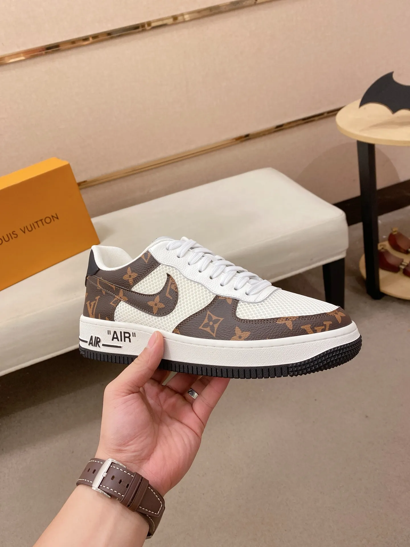 Men's shoes💰 440💰Louis Vuitton (Louis Vuitton/LV) top 🔍🔍 new models are on sale at the same time, the upper 🇮🇹 imported Italian first-layer cowhide, fully imported mesh breathable lining 💪💪, completely 1⃣️compared 1⃣️Reproduction🇮🇹💪💪, ⚠Sole: The original sole is specially provided by the original factory, the exclusive movable molded sole is super comfortable, ⚠Original factory follow-up goods, 🔍🔍high quality, you can enter and leave the counter at will, welcome to compare⚠. Code number: 38-44. Can be customized for 45 non-refundable!